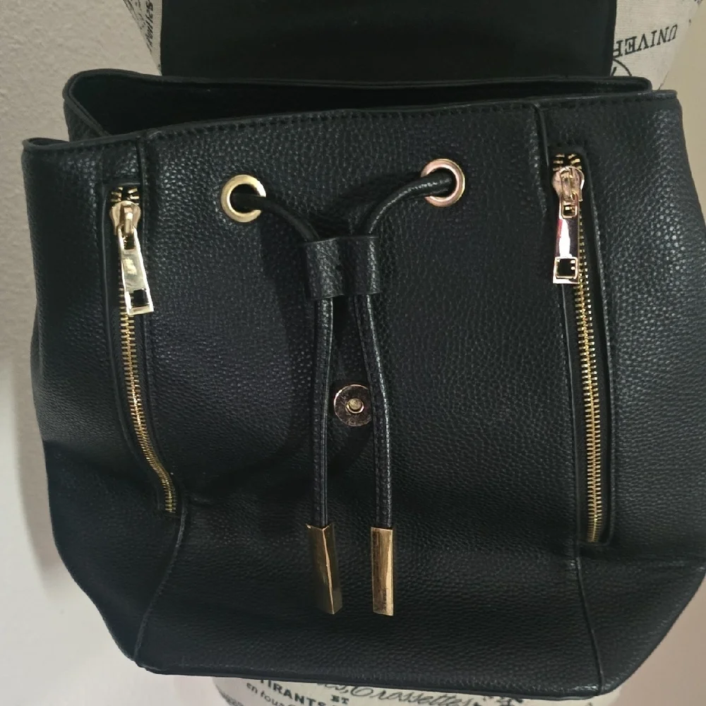 Forever21 Elegant Gold & Black Medium Leather Backpack (EUC)✨️🖤✨️